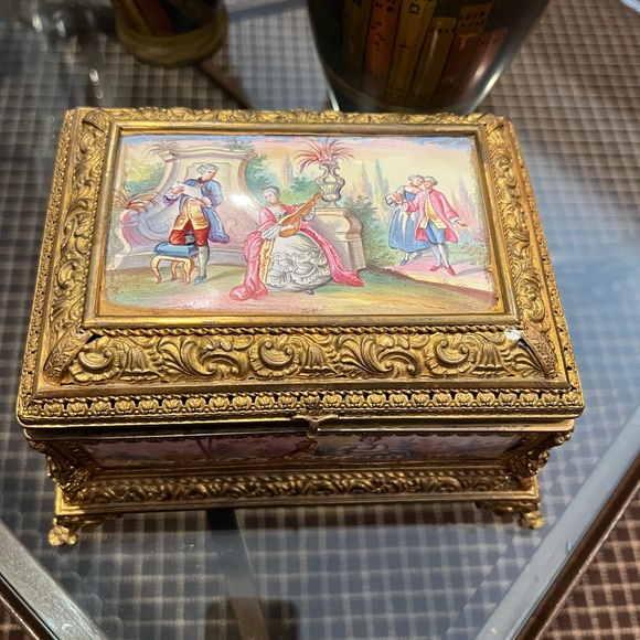 Live from an Estate Sale!✨ - Picture 14 of 16